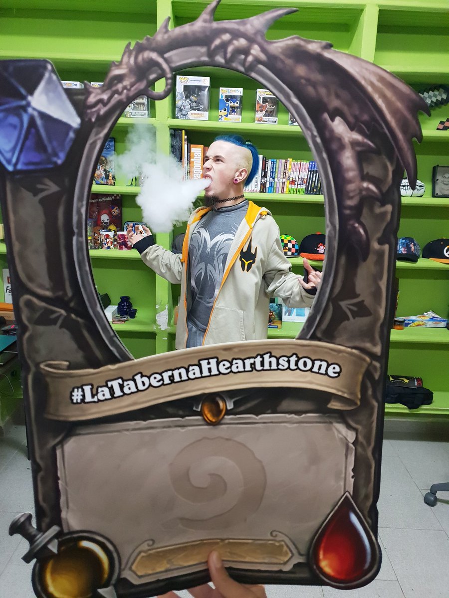 SamuelrsRuiz's tweet photo. @VideojuegosGAME @MadGamesWeek UN DRAGON AZUL FAN DE REINHARDT ESTA CARTA NO SE ENCUENTRA EN CUALQUIER PAQUETE 😱😜😳😝 #LaTabernaHearthstone https://t.co/2QEdjgOC2e
