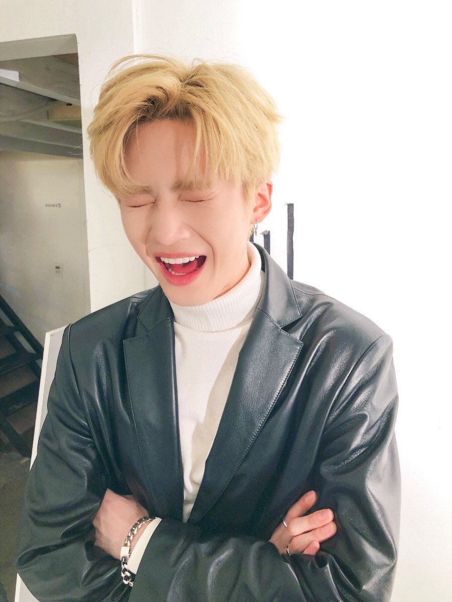 fatuivr's tweet photo. a falta que você faz é enorme, então por favor volta logo, obrigada por trazer tanta luz e alegria pra minha vida, obrigada por me trazer tanta felicidade, por fazer do pentagon um grupo completo, obrigada por todo seu esforço e trabalho duro, te amo muito ☀️💛 #2YearsWithYanAn https://t.co/DdPQdUbeNt