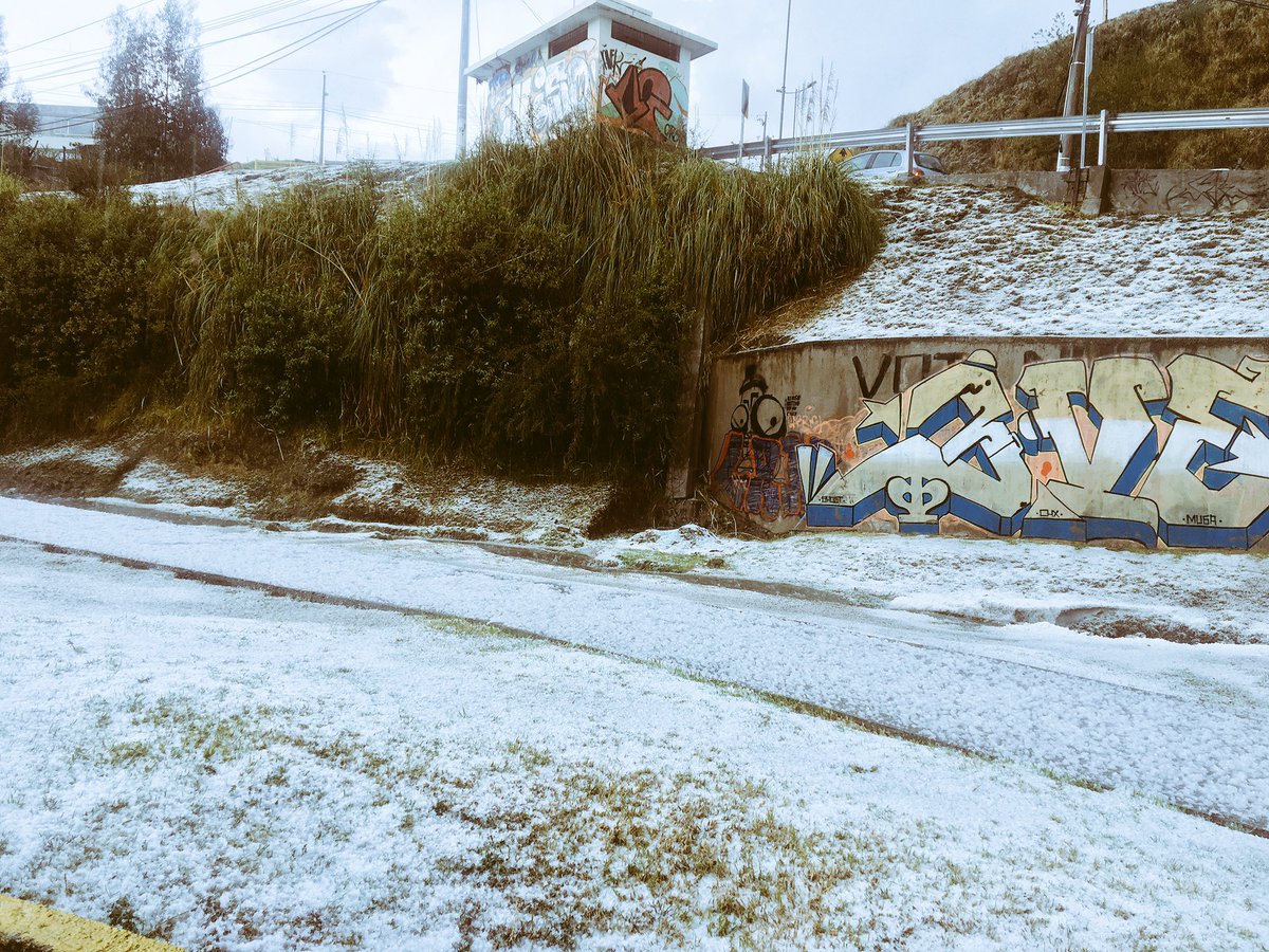 lunalucero90's tweet photo. Mientras tanto en la Autopista General Rumiñahui #Quito https://t.co/inIKUvEOmX