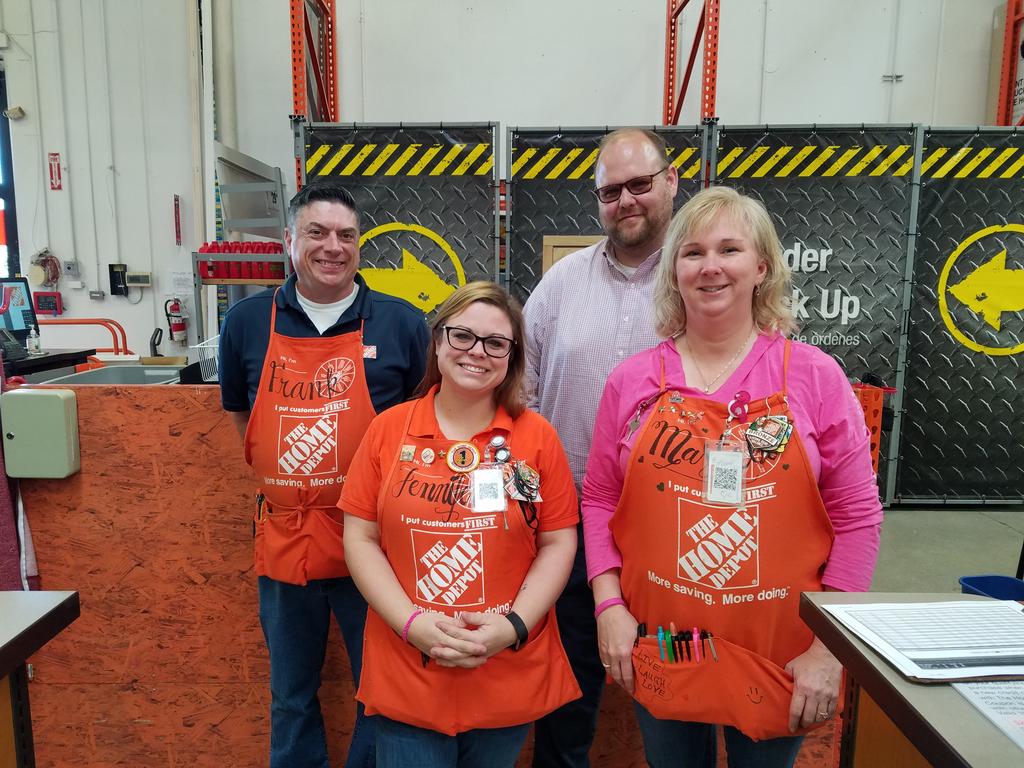 Hanging with Store 0724! Manager Eric and his Service Desk Associates rock the house! Gold stars for everyone! @MikeHDE_EastTN <a href="/THDJohn91/">John Alcorn</a> <a href="/gloria_terri/">Terri Gloria</a> <a href="/RaperRyan/">Ryan raper</a> <a href="/Mashell56060721/">Mashell Payne</a> #GETYOURHVACMILLION
