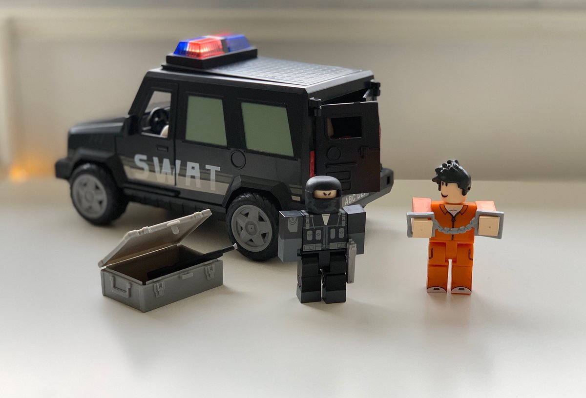 Zeuspowie Landon19909581 Twitter - on now 10 off roblox jailbreak swat unit