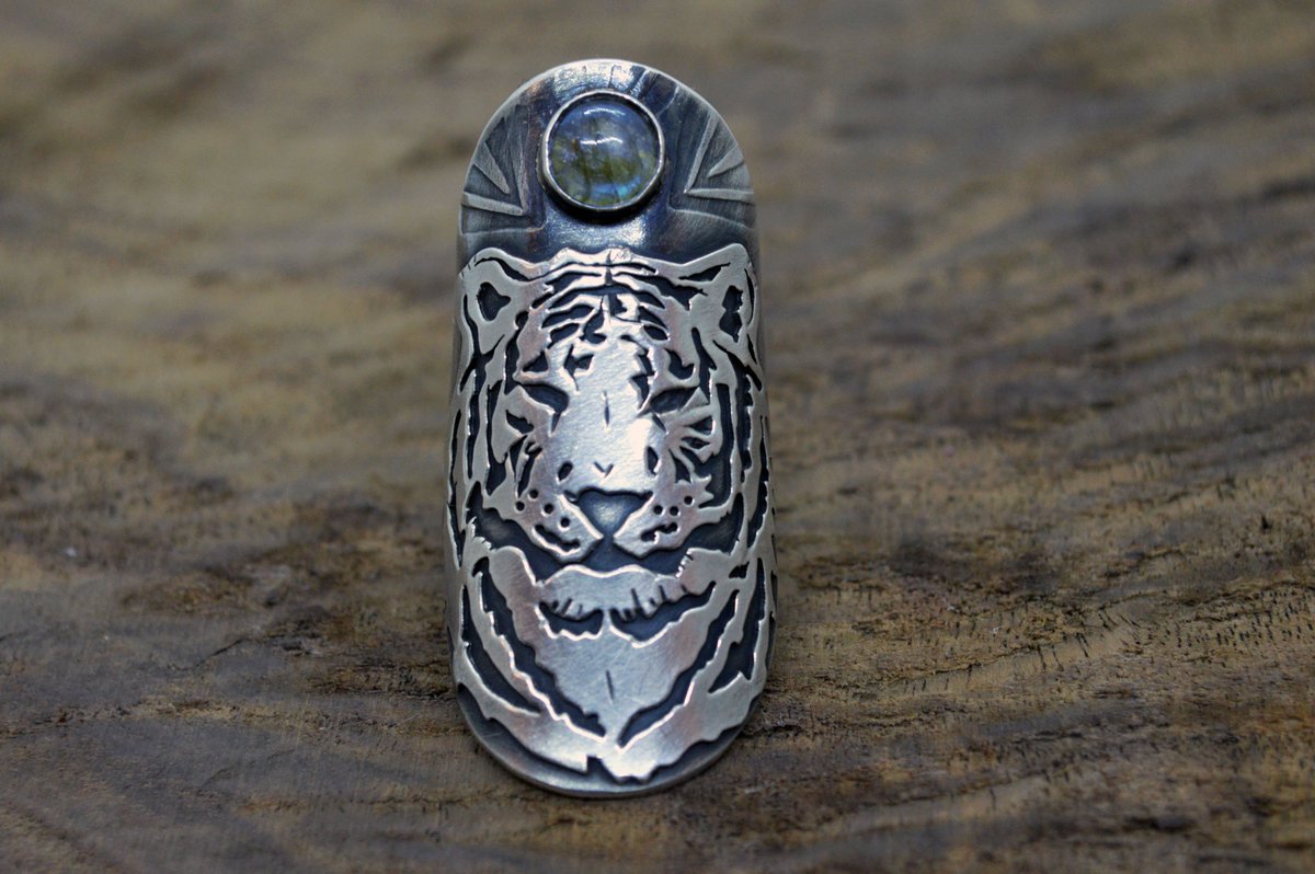 BearpawSilver's tweet photo. 🐅One of my favorites. It'll be hard to send this one out when it sells. Travel safe Tiger🐅
https://t.co/9ZRrxA604F
#silverring #labradorite #catjewelry #witchjewelry #rustic #shieldring #bohemian #tigers #nature #bigcats #silverjewelry #handmade #etsy #bohojewelry #bohochic https://t.co/iZg9R9dcdF