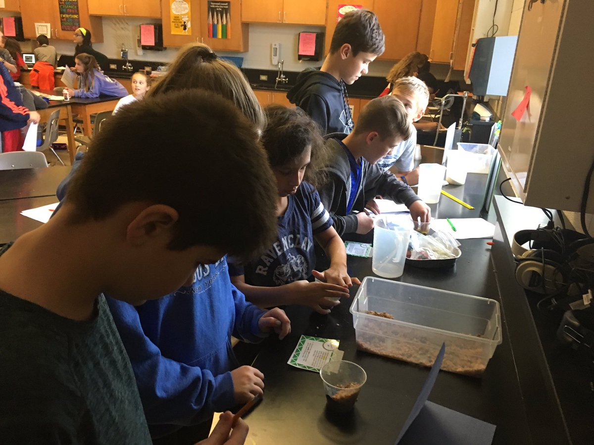 HpmsKil's tweet photo. Station Rotation with small group instruction! Putting their vocabulary in action! So much learning-so much FUN! @HPMS_Official #FeeltheTHUNDER #personalizedlearning #PLjourney https://t.co/YykqSUnth4