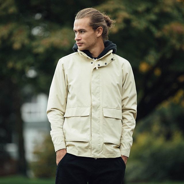 Transition the seasons with the perfect city cruiser and travel jacket, The Lowry. Available online and select retailers. 📷 @jjudelee ift.tt/2CTO3rr