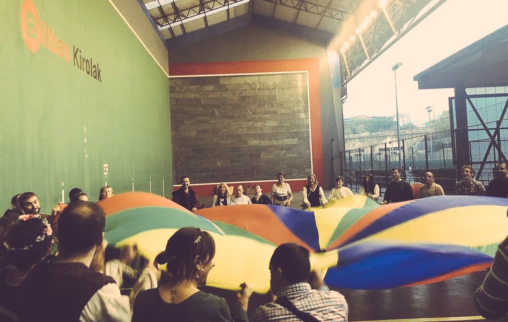 adecco_es's tweet photo. "Cuando yo doy, me doy a mí mismo" Esto piensan nuestros #AdeccoVoluntarios que han querido terminar en #Bilbao el día así, con esta magnífica Gymkana Teatral. ¡Gracias a la compañía #ViviendoDelCuento por ayudarnos a este magnífico teatrillo! 🎭 ¡Os deseamos una feliz noche! 🌙 https://t.co/oNd9oc39GI