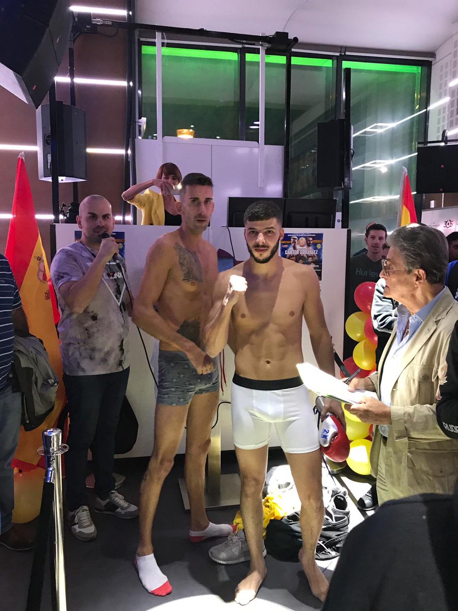 KOBoxing2016's tweet photo. Pesaje en orden:
- Abdessamad Nechchad 66’200kgs
- Damian Esquisabel 65’600kgs.
¡Mañana a disfrutar! Gracias a Mgz por dejar os estar presentes en este evento. @MGZ_Promotions
#Boxeo #KOBoxing #VSBoxing #Mgz #DonBoxing https://t.co/wcYBVf98vo