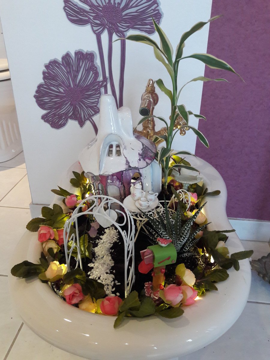 MetMum's tweet photo. Das ungenutzte Bidet bekommt eine neue Aufgabe : eine kleine Rosenfee ist eingezogen. Sie ist eine angenehme Mieterin, man hört und sieht sie selten.
#MeinHumorUndStilIstEbenAnders
#MirMussEsGefallen https://t.co/9z74YGEMsd