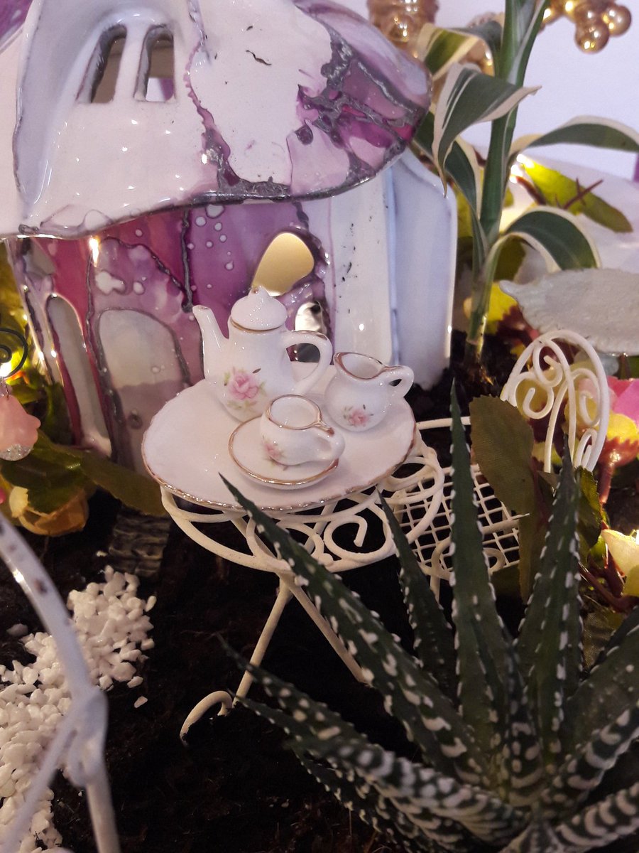 MetMum's tweet photo. Das ungenutzte Bidet bekommt eine neue Aufgabe : eine kleine Rosenfee ist eingezogen. Sie ist eine angenehme Mieterin, man hört und sieht sie selten.
#MeinHumorUndStilIstEbenAnders
#MirMussEsGefallen https://t.co/9z74YGEMsd