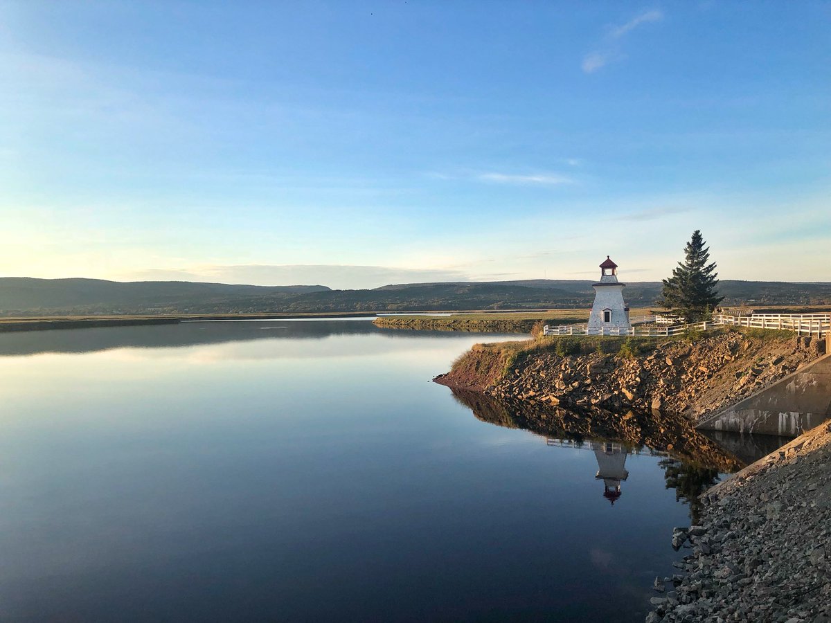 DanielaRoesch's tweet photo. A tranquil early evening moment at the Bay of Fundy... #lighthouse #canada #travel https://t.co/9GWgHuHQQN