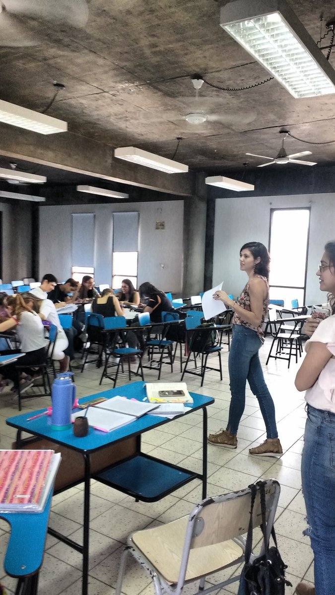 aines_amavet's tweet photo. Escritura colaborativa de los estudiantes... problematizan el escenario escolar y el vínculo con las TIC. Gracias @PaulaSibilia https://t.co/EYjCwmX30N