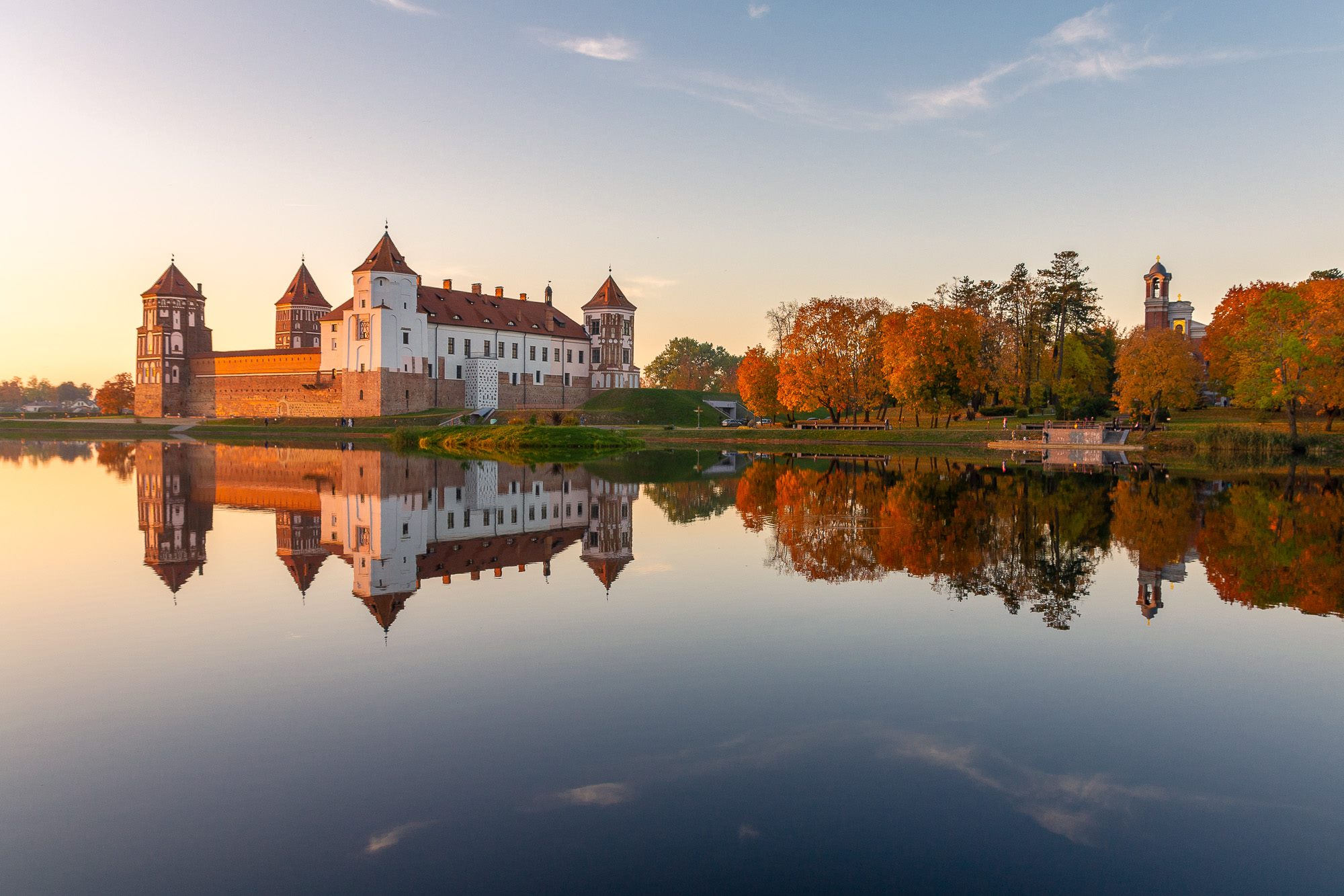 Мирский замок осенью