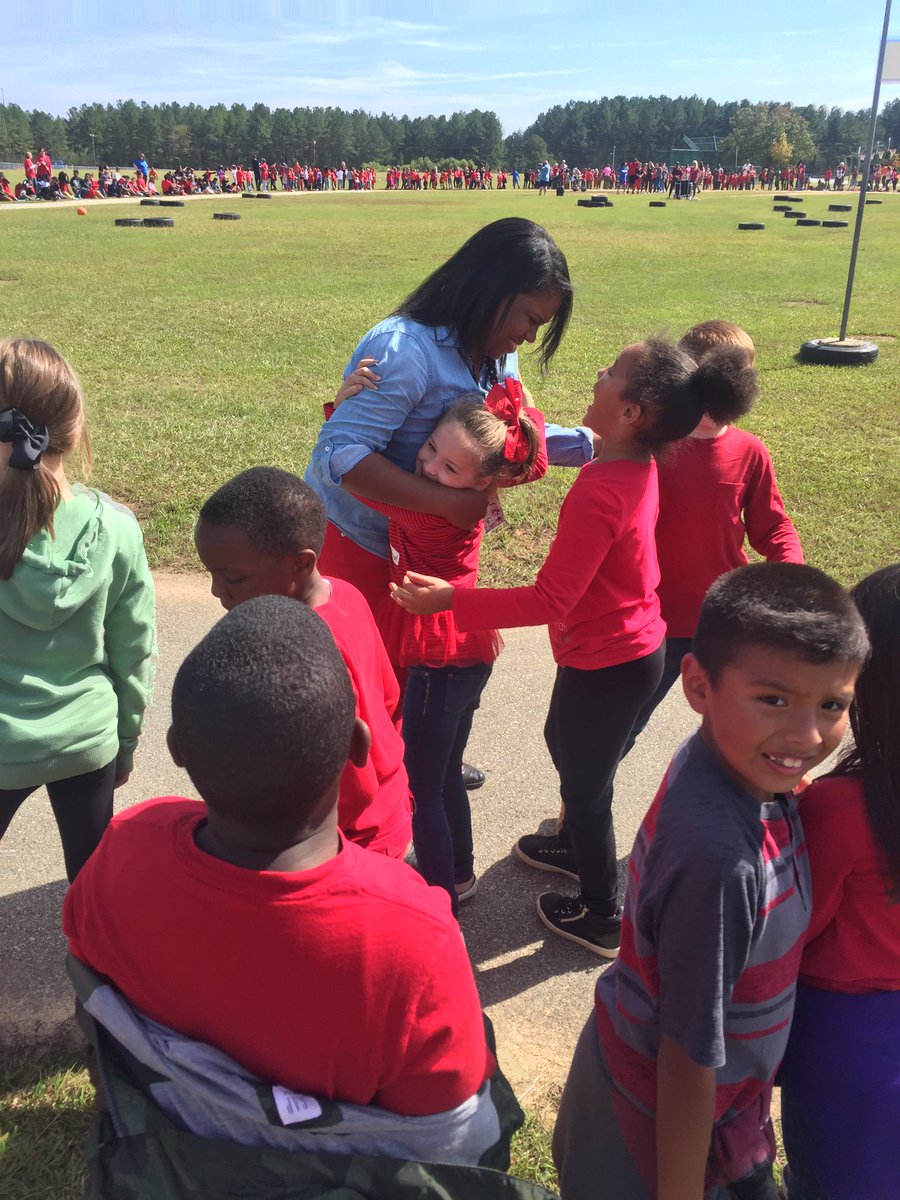 MrsMadden2nd's tweet photo. From @GaleJulian’s face of determination to the smile these kiddos show, we can all say that today was a good day to #SayNoToDrugs #RedRibbonWeek @sprshines https://t.co/5ThM2vwVpH