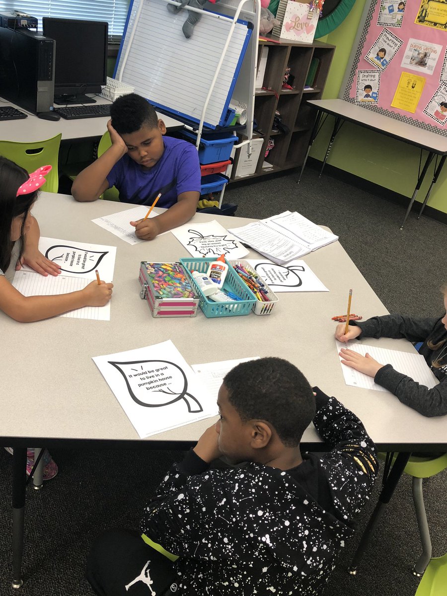 MsTianaBenson's tweet photo. Drop everything and write! They are writing about things to do with fall!!! All have different prompts and leaves to show the differentiations in fall and students. We had fall music in the background! #dropeverythingandread #HumbleWriteIn #WhyIWrite #HumbleISDJoy https://t.co/7JPG3McYR4