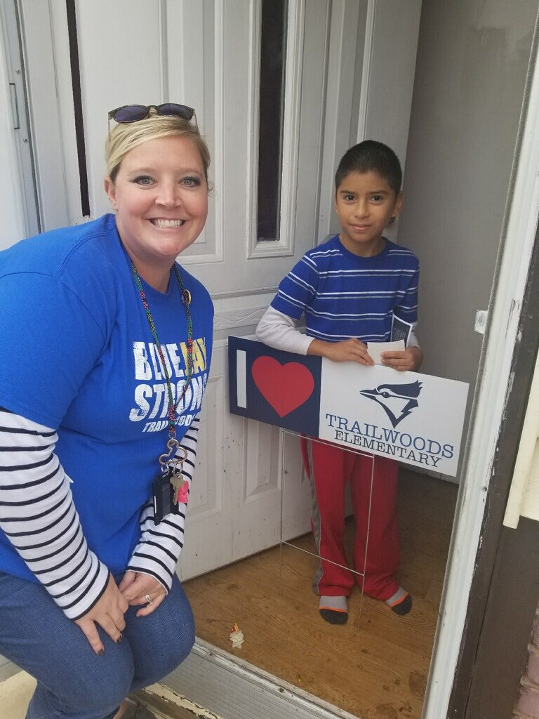 BoonesKinders's tweet photo. Loved seeing our wonderful students during our Knock and Talks today! The looks on their faces were priceless! My heart is so full! #whyiteach @kcpublicschools @KCPS_Trailwoods https://t.co/JM3kQ1EgcS