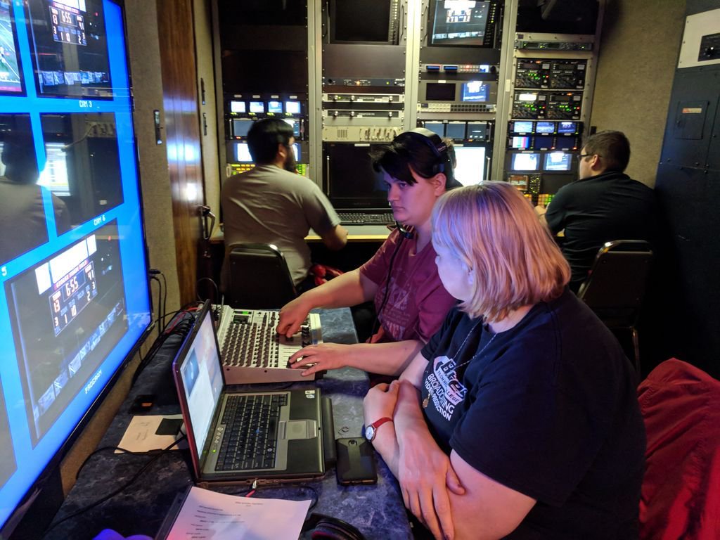 BatesProduction's tweet image. Another start to high School football season with the awesome students from #batesbroadcastvideoproduction.  Our students Rock!