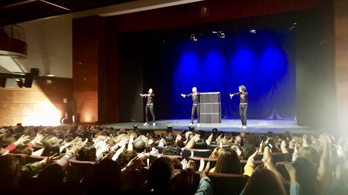 AjuntDeCanals's tweet image. 🎭Ja ha començat una de les grans comèdies del moment al Centre Cultural de #Canals. @Jandro, Miguel Moraga i @jesusfmanzano han omplit totes les butaques d’espectadors amb ganes de rises. 

#CulturaCanals