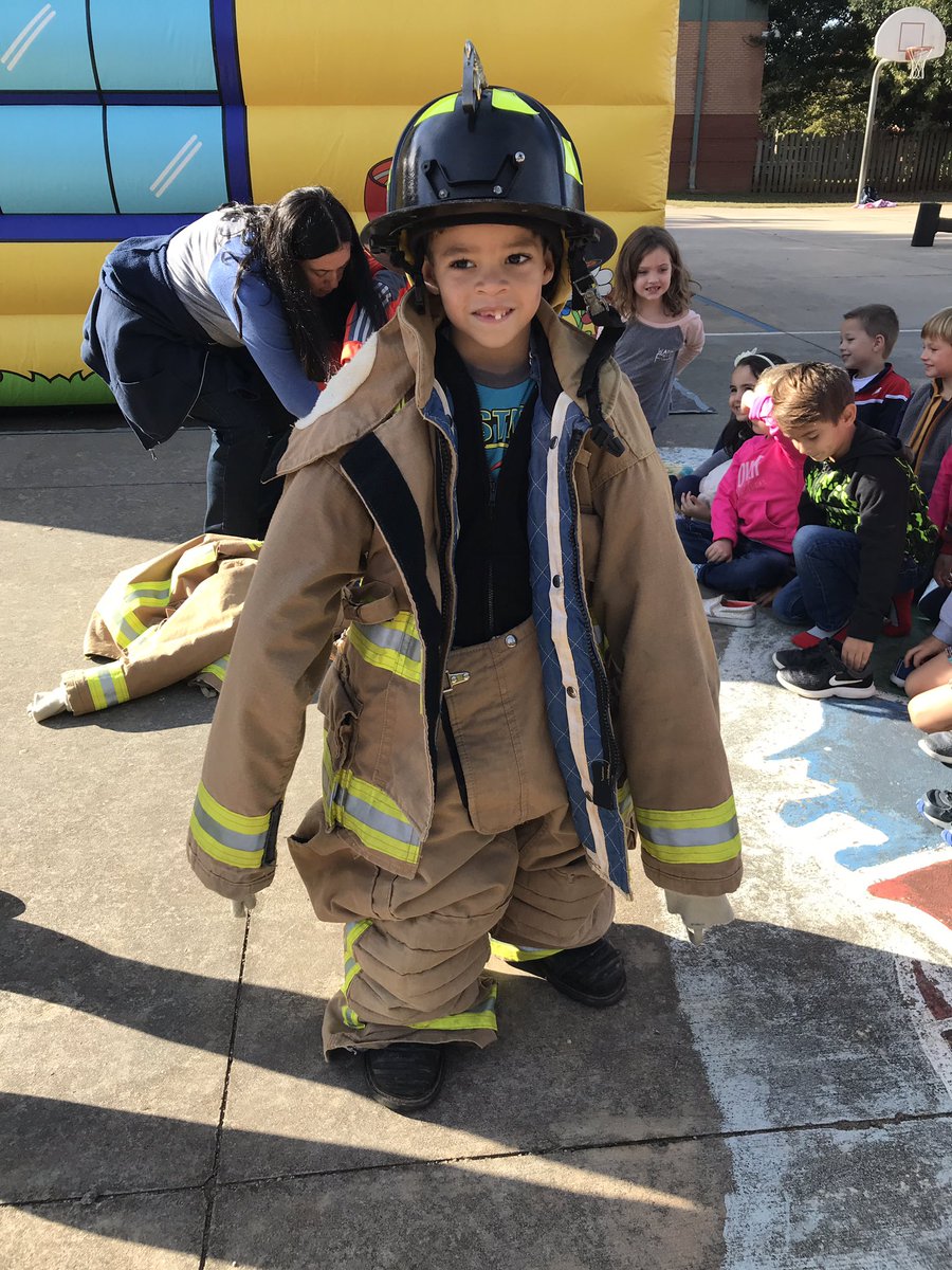satorileslie1's tweet photo. Such a fun morning with the Milton Fire Department! @summithillhusky @SHEkindergarten https://t.co/v7gAl6rrbK