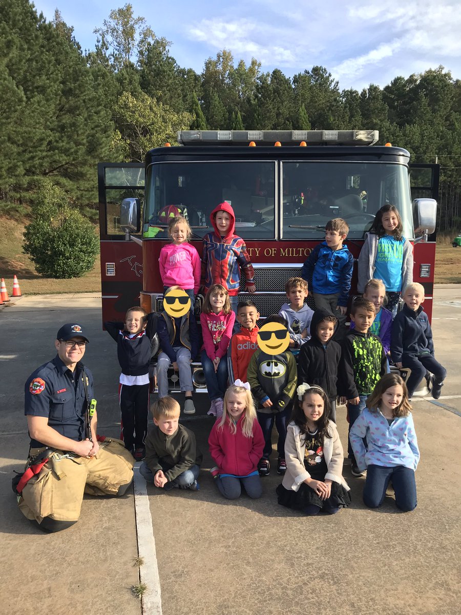 satorileslie1's tweet photo. Such a fun morning with the Milton Fire Department! @summithillhusky @SHEkindergarten https://t.co/v7gAl6rrbK