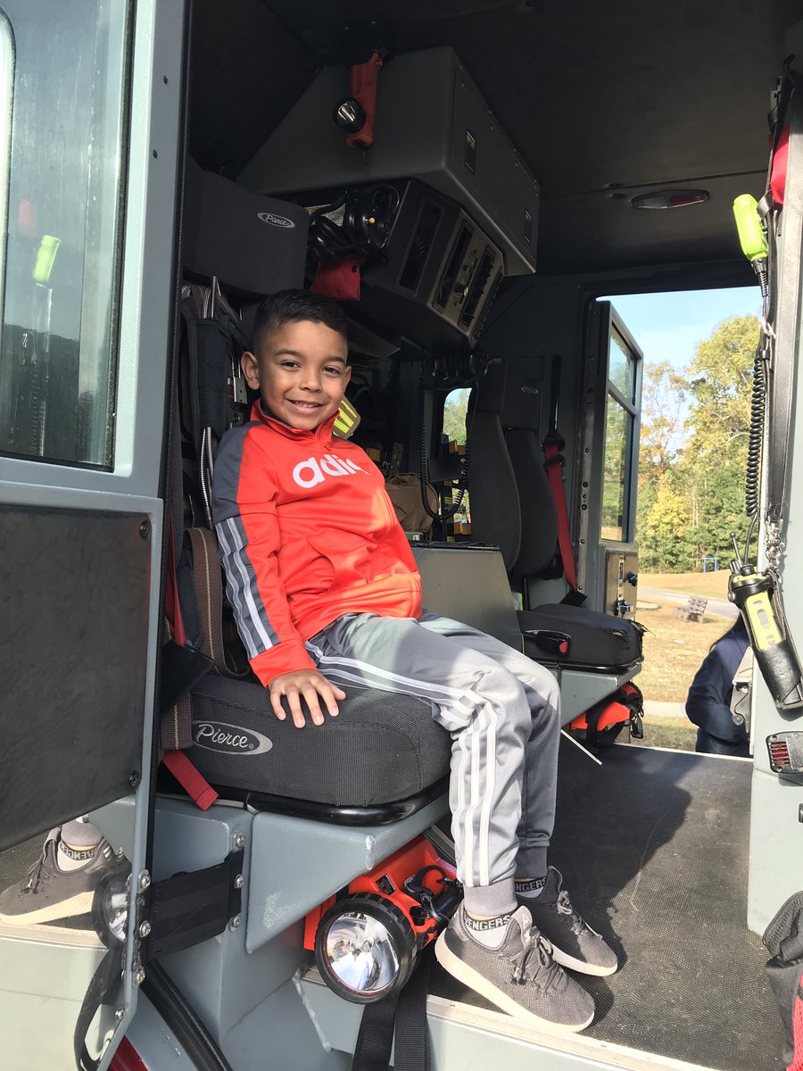 satorileslie1's tweet photo. Such a fun morning with the Milton Fire Department! @summithillhusky @SHEkindergarten https://t.co/v7gAl6rrbK
