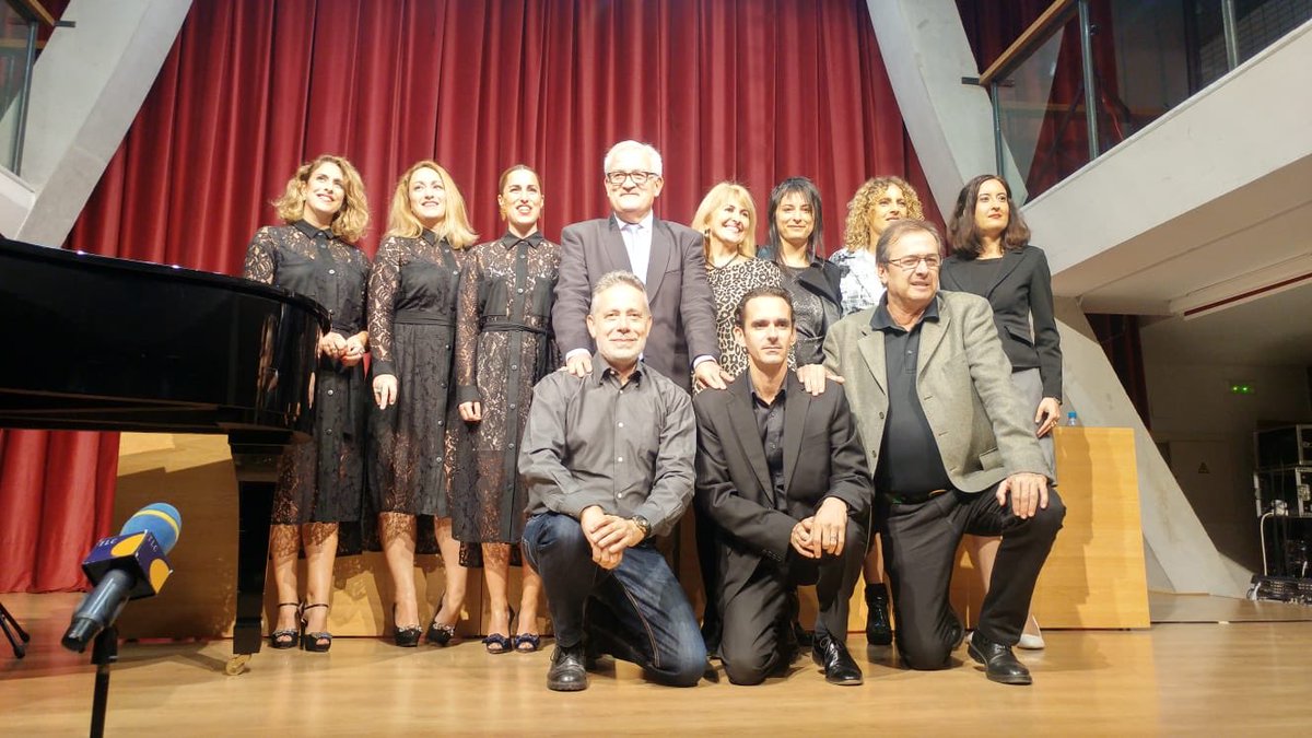 EditorialOdeon's tweet photo. ¡Gracias todos por venir a la gala de entrega del Premio Juan Antonio Cebrián y felicidades una vez más a Helena Olmo por su obra #CSIMOMIAS https://t.co/hLFJabLbfQ