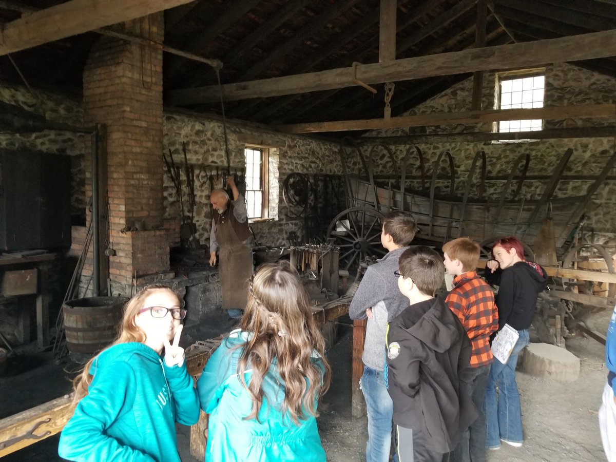 WatCaseYellow's tweet photo. Students learning about blacksmithing!@GCVandM https://t.co/o68ScW9BOj