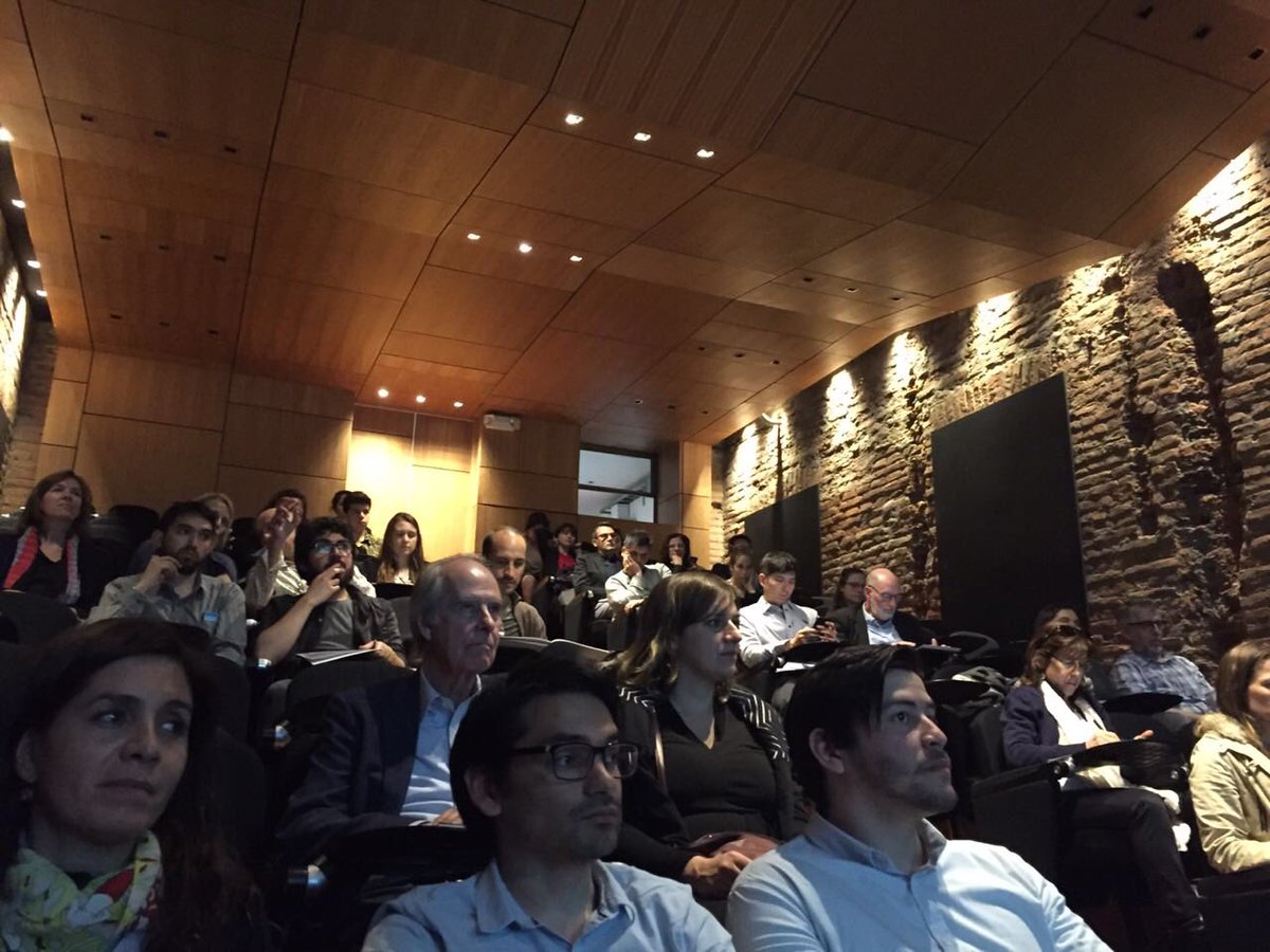 Mr_Enric_Martin's tweet photo. La Luz es la cuarta dimensión de la arquitectura y hoy pudimos contarlo en la #FAU de Santiago de Chile en el entorno del #LightingDetectives #erco_lighting https://t.co/WIfLMZ6Lz9