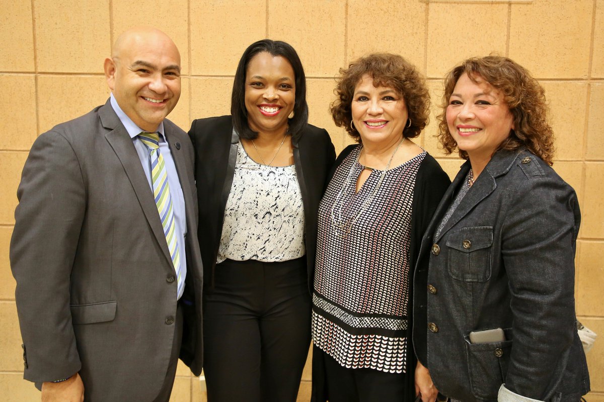 janicejackson's tweet photo. Today I joined the Pilsen community to discuss two priorities critical for our students' success: school safety and social-emotional learning. Thank you for welcoming me so warmly to this important conversation. @pilsenneighbors  @jfsgamaliel #empoweredparents https://t.co/DefJyYutiG