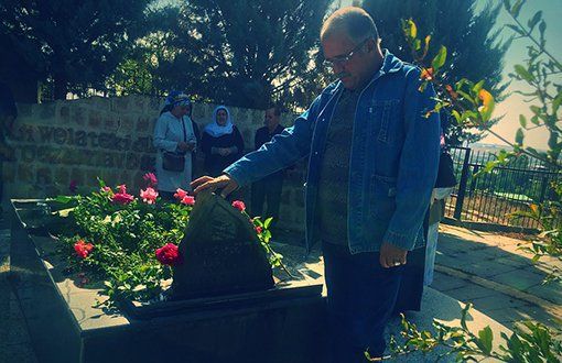 bianet_org's tweet photo. #biamag "Mehmed Uzun'un ölüm yıldönümünde, 11 Ekim’de, 11. yıl anmasında, saat 11’de biz sadece 11 kişiydik" Şeyhmus Diken yazdı: Uzun’a Vefa(sızlık)! https://t.co/AAFRiYkxkw https://t.co/dd5gdiGWJr