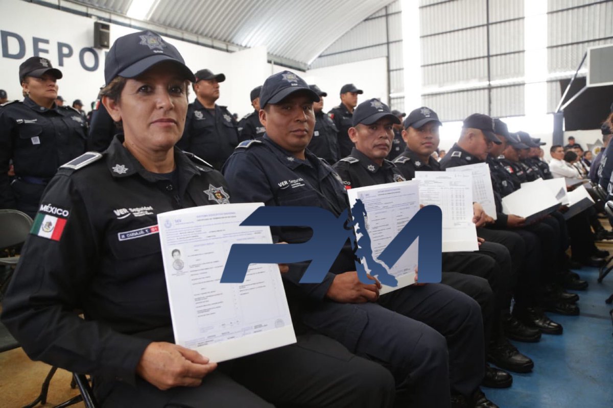 PrimeraManoM's tweet photo. 297 empleados de @SP_Veracruz entre policías y administrativos, recibieron este viernes su certificado de educación preparatoria, con esto se busca que los oficiales estén mejor preparados; https://t.co/XfYz1juHv6
@VialidadXalapa @angelesglezc https://t.co/eNkUC8A5Ki