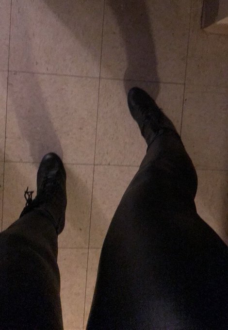 Begging doesn't get you a "free show" loser! PAY TO PLAY! I am not in #leather for nothing #cashpig PAY<a href="/tag/leather"class="tags"><span>#leather</span></a><a href="/tag/findom"class="tags"><span>#findom</span></a><a href="/tag/cashpig"class="tags"><span>#cashpig</span></a>