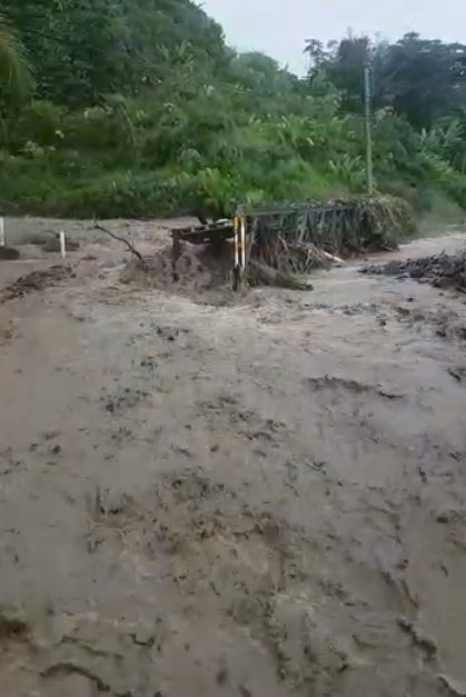 CNC3TV's tweet photo. Red Alert: Riverine flooding warning now at its highest | CNC3 https://t.co/tspgKRaxL7 https://t.co/FP2TdJsVCO