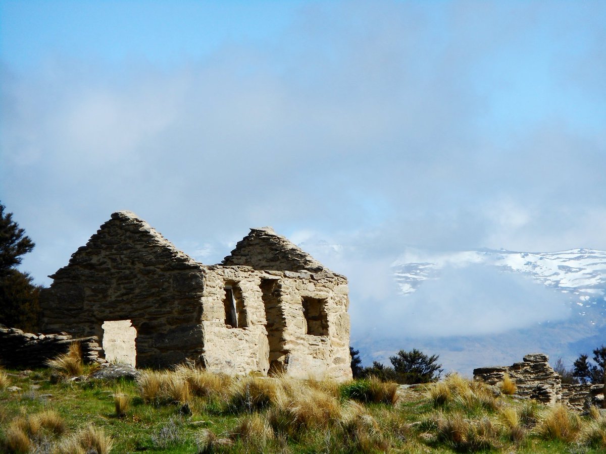 NicHaygarth's tweet photo. Roofless at Welshtown, Bendigo goldfield, near Cromwell, Otago. Australasian Mining History Association. #goldmining #mininghistory #industrialheritage #Otago #AustralasianMiningHistoryAssociation #schist https://t.co/KaO99YuV5D
