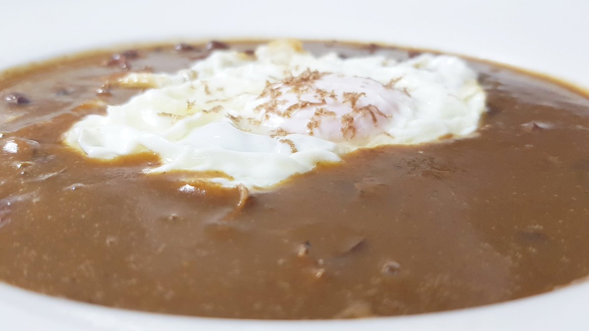Rzurito's tweet photo. Viernes noche out! Cartel de no hay más reservas y sacando platos como estas alubias de Tolosa con huevo frito y magnatum pico!!!
#zurito #producto #temporada #Gastronomia #respeto #pozuelo #Madrid #orgascu https://t.co/IMkaP9oTV5