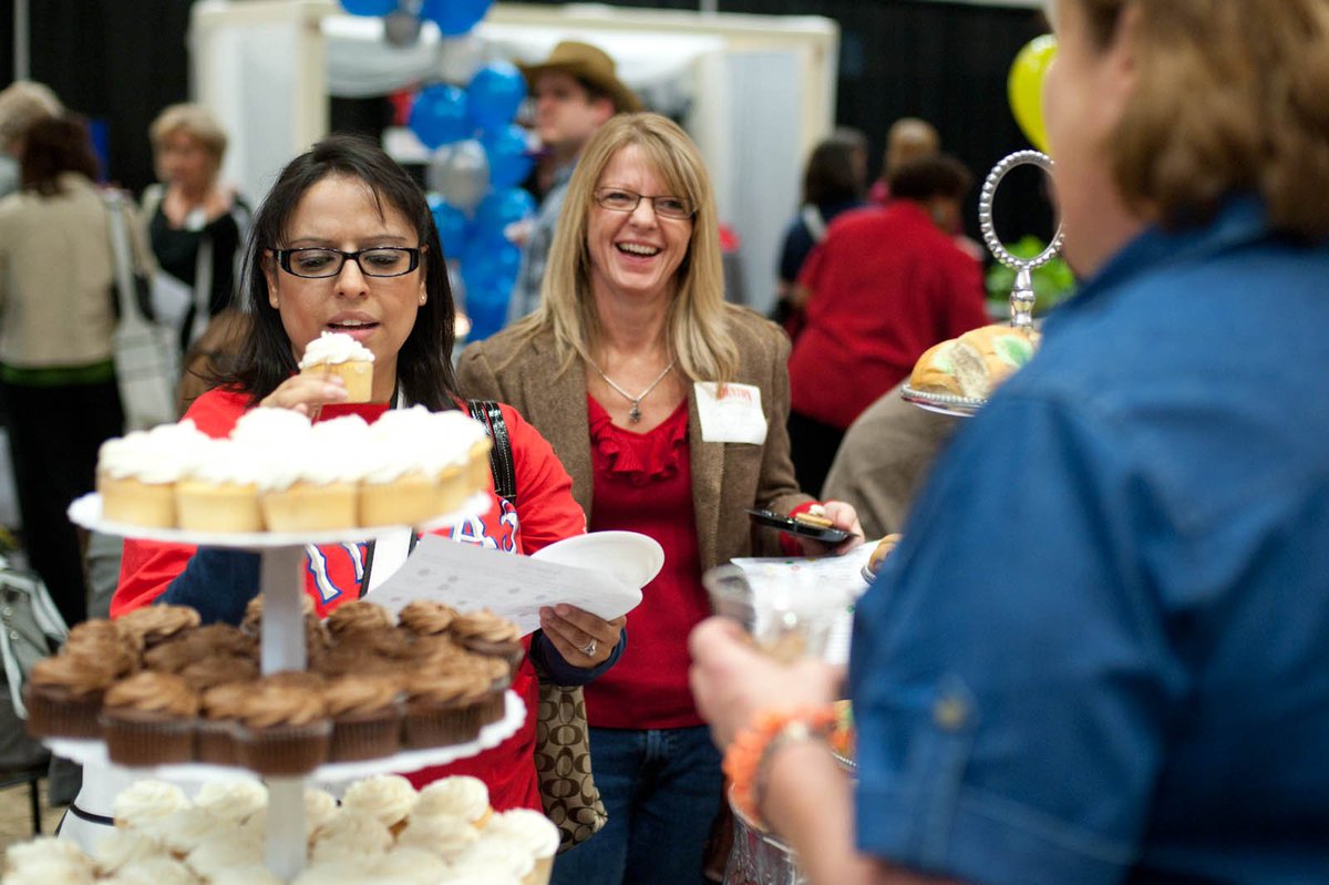 DiscoverDenton's tweet photo. Who doesn't love sweets? Indulge your sweet tooth for your next gathering, with everything from ice cream to yummy cakes during the 2018 Planner's Zone, happening Thursday at @EmbassySuites Denton Convention Center: https://t.co/3OjsKG6ugF #Dentoning #MeetInDenton https://t.co/QiAhM2RPeQ