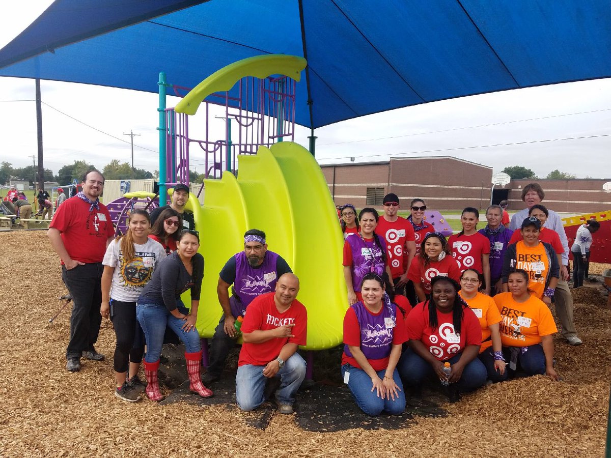 michelledel3's tweet photo. The slide crew! Great job! @hinojosabears @AldineISD @kaboom @MeisterDenise @drgoffney https://t.co/PaiVxrAVDY