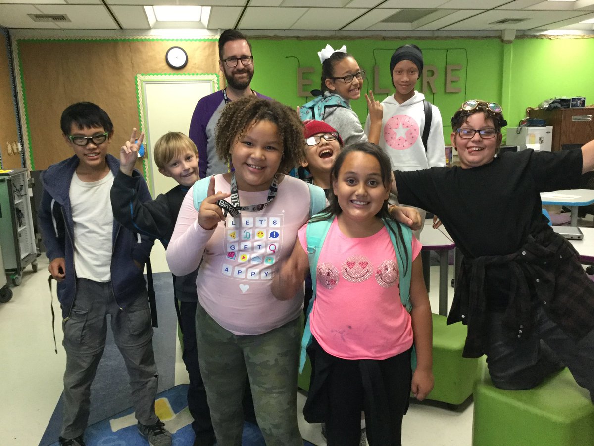 HansTullmann's tweet photo. Last day of #WebsiteWizardry and #CastleSTEAM students shared their passions through Google Sites and group photos. Can I keep these kids in my class all year long please?! https://t.co/zUH1vTQkGN
