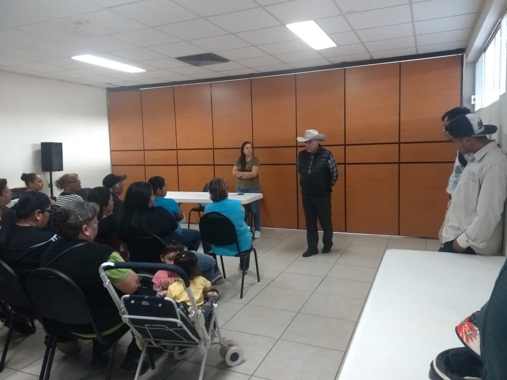 MarioCepedaRmz's tweet photo. En reunión con las compañeras de las Colonias  Nueva California, Gustavo Díaz Ordaz y Felipe Ángeles #PromoviendoElAsambleismo #CASS #FuerzaCNOP https://t.co/ON98v83MGV
