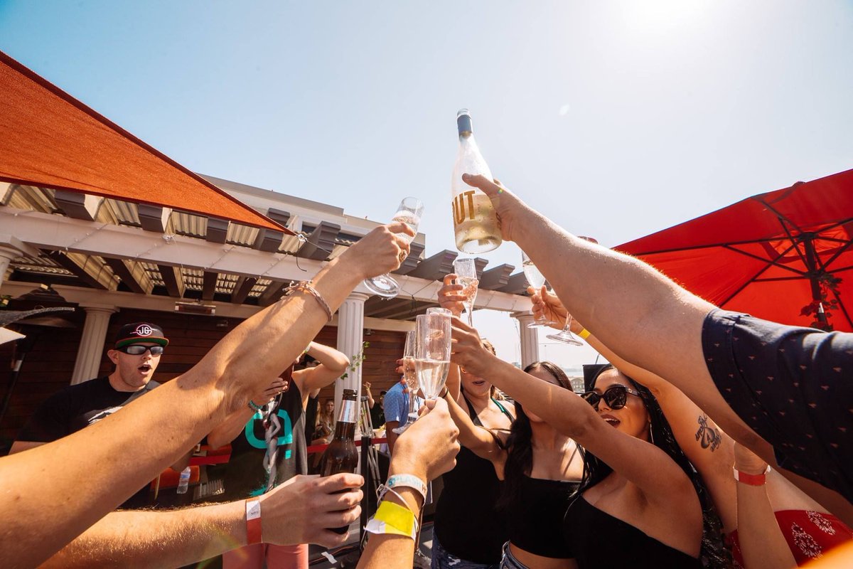 centerpiece_sd's tweet photo. Cheers to the weekend!🥂🍻

Early bird tickets for our Haunted Rooftop Party at @SpinNightclub on 10/28 are running low
🎟️ https://t.co/iSiCjOCmc6 https://t.co/Vl4g5QxPHP