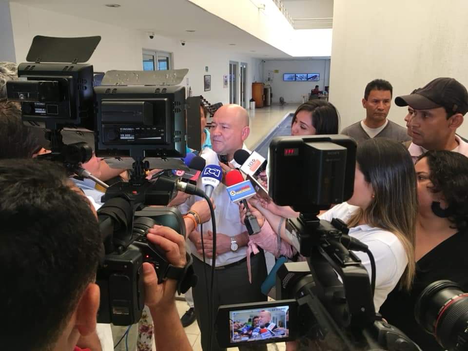 Ronald_RojasR's tweet photo. Nuestro senador @Carlozada_FARC visita la capital  huilense con el fin de empezar a construir paz desde los territorios. En el Concejo de Neiva presentó un balance de la implementación de los acuerdos de paz y los retos para el post-conflicto. https://t.co/bZrPAspcTf
