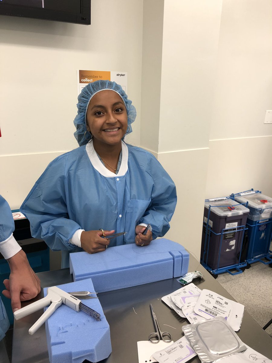 OHSFHCL's tweet photo. OHS FHCL learn Robotic Surgery at White Plains Hospital!  #OssiningPride #FHCL #ExperientialLearning #WhitePlainsHospital https://t.co/ukBVnzXtkP