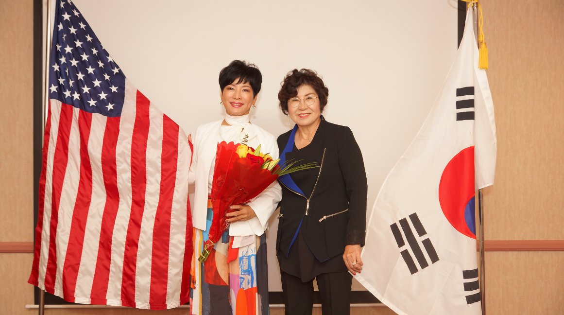 enzacta's tweet photo. Leanne Kim, Global Crown Diamond accompanied with Nam Kim, Global Blue Diamond recognized Betty And James Kim first Platinum of their organization in the US. The world expansion of Leanne Kim's business keeps growing internationally!
#goENZACTA https://t.co/jQxzozwsMU