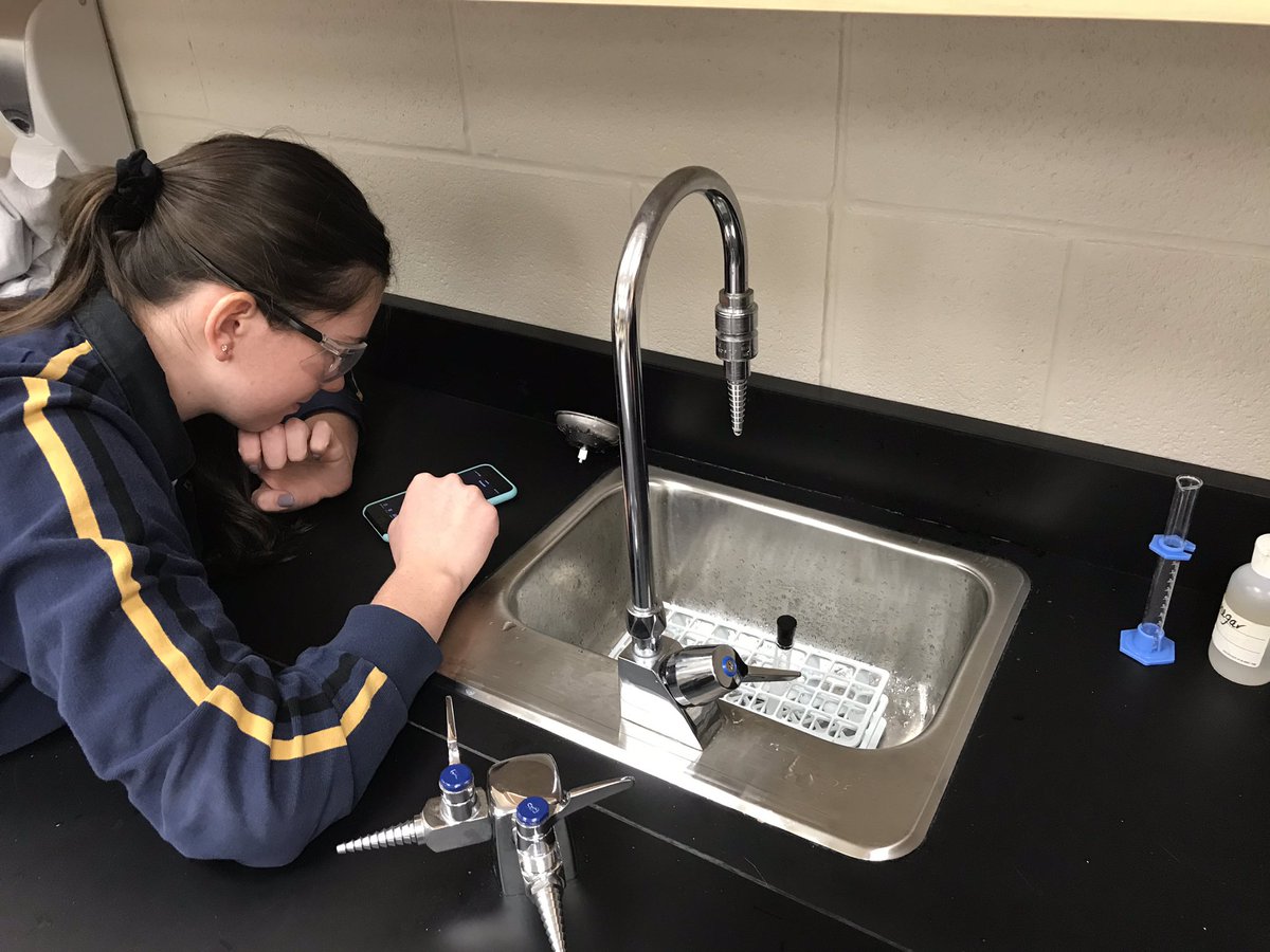 StMikesSTEM's tweet photo. This week’s STEM activity: The Alka Seltzer challenge! Club members were put to the test to see if they could get their rubber stopper to pop off of their test tube in exactly 8 seconds when combing acid and an alka seltzer tablet!👩‍🔬👨‍🔬⚗️🔬 https://t.co/XdeHjsbMsU