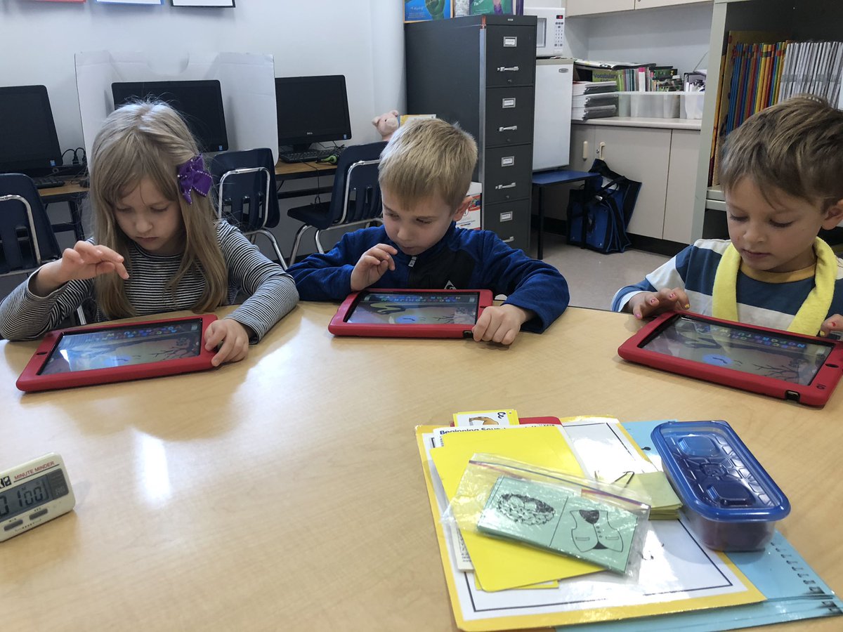 Heather98710401's tweet photo. Kindergarten literacy group #berkleydiffence #RockinAtRogers https://t.co/qA52331Heu