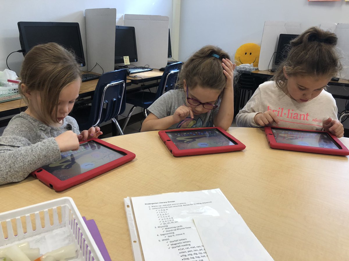 Heather98710401's tweet photo. Kindergarten literacy group #berkleydiffence #RockinAtRogers https://t.co/qA52331Heu