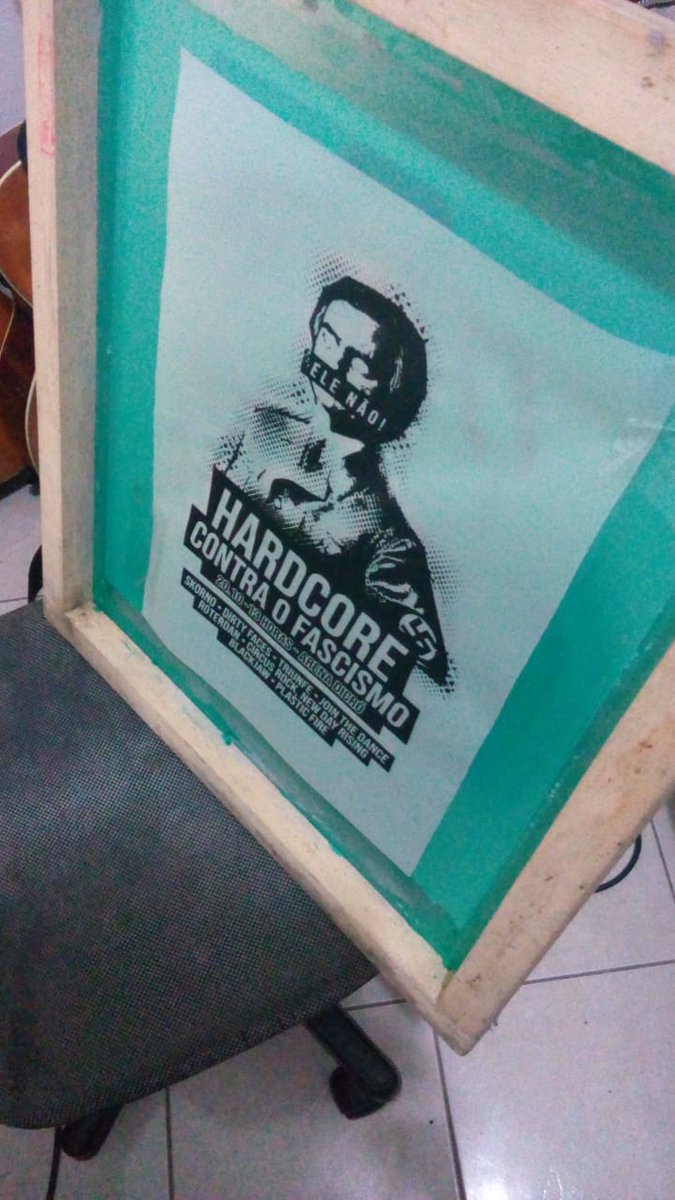 TriunfeOficial's tweet photo. Amanhรฃ รฉ o dia! 20/10! 13h! 0800! Arena Dicrรณ na Penha! 9 bandas! O #hardcorecontraofascismo vai falar alto! Levem suas blusas brancas pra estampar a arte do evento!
#PlasticFire #Blackjaw #DirtyFaces #CircusRock #Skorno #NDR #Roterdan #Triunfe #JoinTheDance #EleNao #EleNunca https://t.co/FJ5UTduEul