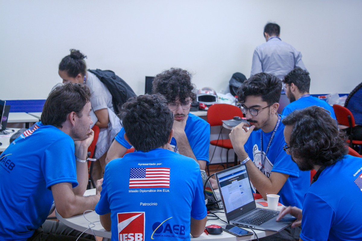 NasaSpaceBsb's tweet photo. E foi dada a largada no maior hackathon do mundo!
Desde 20h30 nossas equipes estão reunidas para dar início aos desafios. Agora seguimos trabalhando ao longo da primeira noite, boa sorte a todos ;)
Confira mais um pouco do que rolou hoje #spaceapps #spaceappsbsb #hackathonnasa https://t.co/mrFHfVTX2J