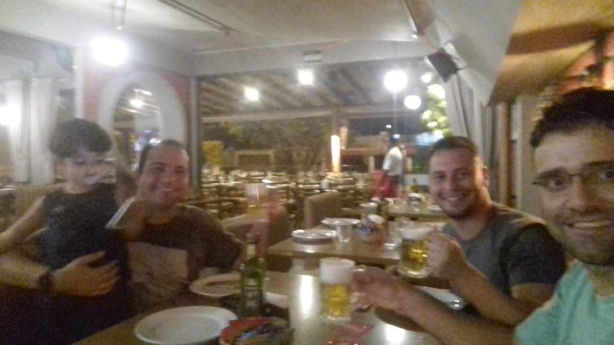 Vinileite01's tweet photo. Sexta feira raíz, foto com pouca definição, cerva e criança na mesa https://t.co/VRyNn6zq0B