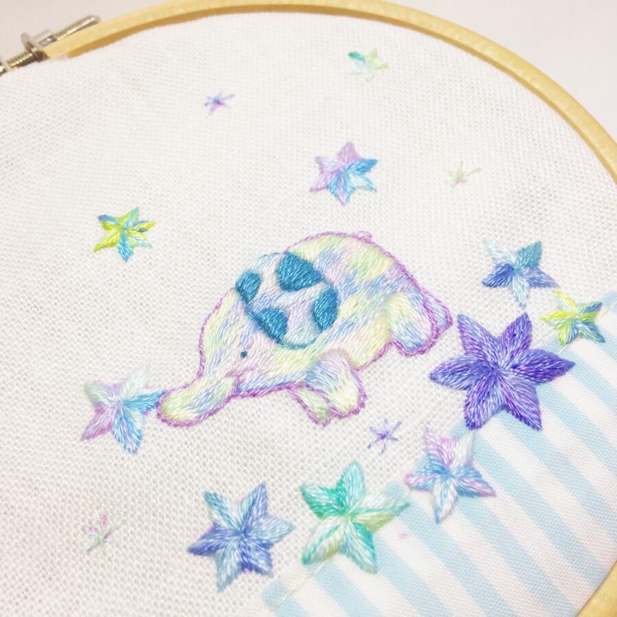 いきもの刺繍家 Moha Moha 星を集めるゾウさん刺繍完成 ꇴ 可愛い ۹ ᵕ 優しいパステルカラーとストライプの組み合わせも好きです ˊᵕˋ Mohamohaの刺繍たち 刺繍 手刺繍 ストライプ パステルカラー 刺繍アート