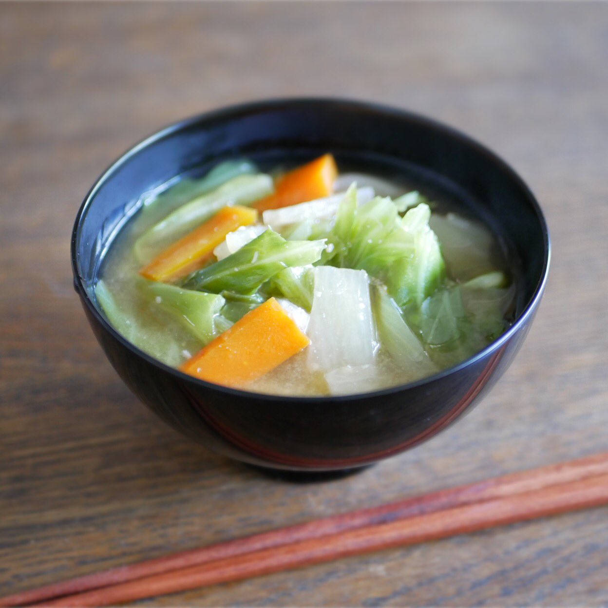 有賀 薫 On Twitter: "野菜ぎっしり味噌汁。きゃべつ、にんじん、たまねぎ、だいこん。お椀もりもりの野菜で、野菜不足を解消です。野菜 は順番に鍋に入れ、ふたして柔らかく蒸し煮していきます。最後に水と味噌、ほんの少しだしの素を加えました。体にやさしい味噌汁で ...