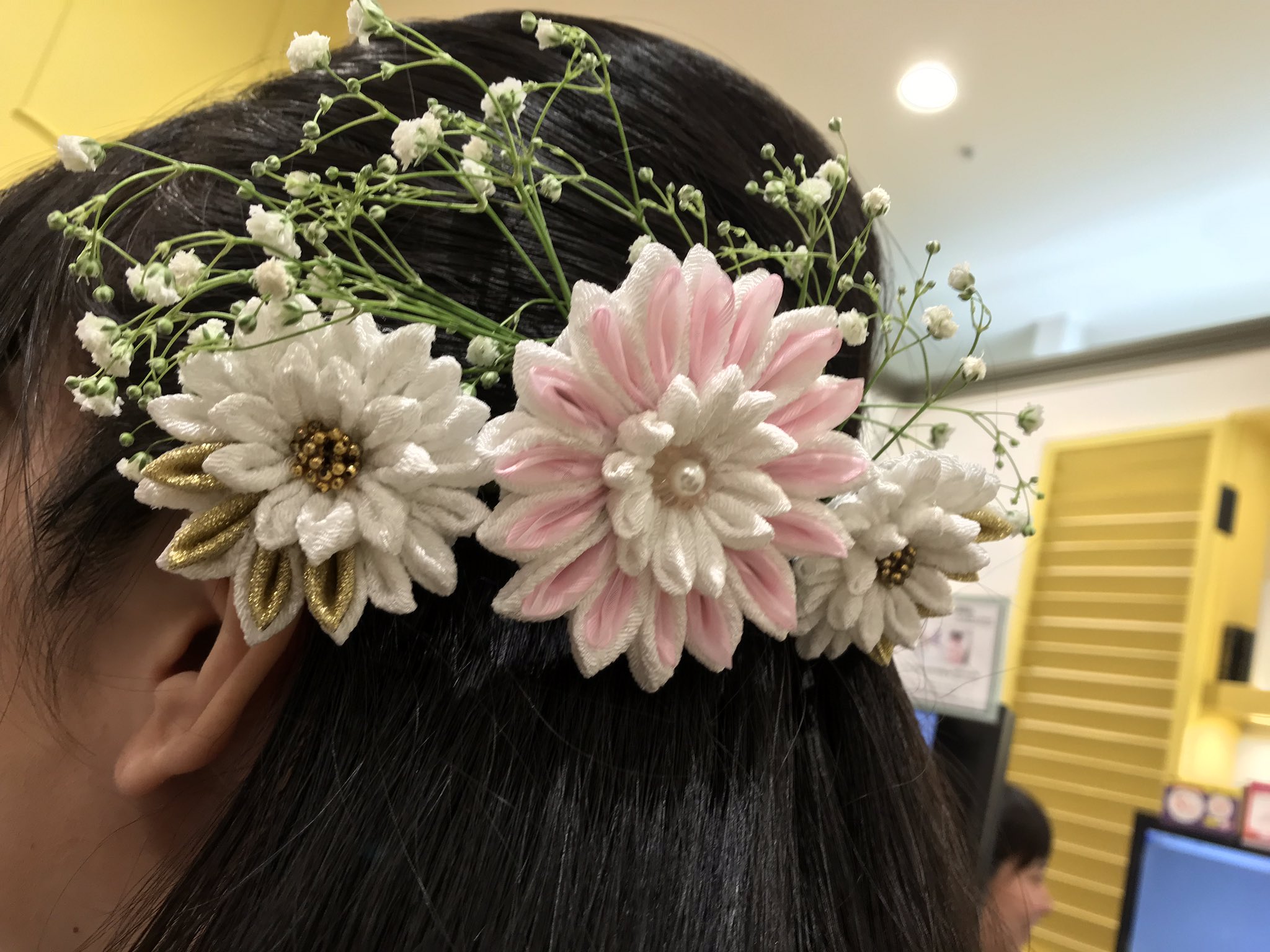 Coney 昨日北千住のキャラットで卒業式用の袴姿の前撮りをして来ました 前日マルエツ西新井店花売り場でかすみ草を見つけたので生のままuピンに加工してつまみ細工髪飾りと一緒に付けて頂きました つまみ細工 卒業式前撮り かすみ草髪飾り T Co